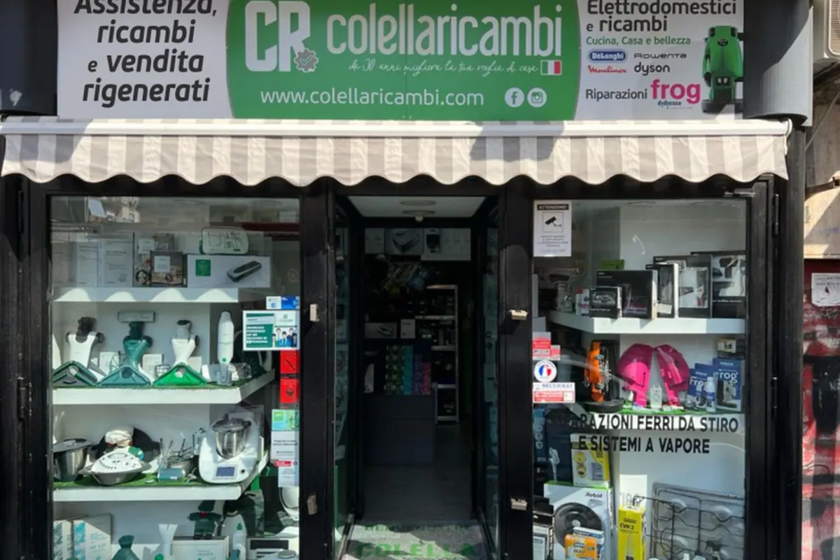 La vetrina del negozio Colella Ricambi in Via Alcide de Gasperi, 34 a Casoria